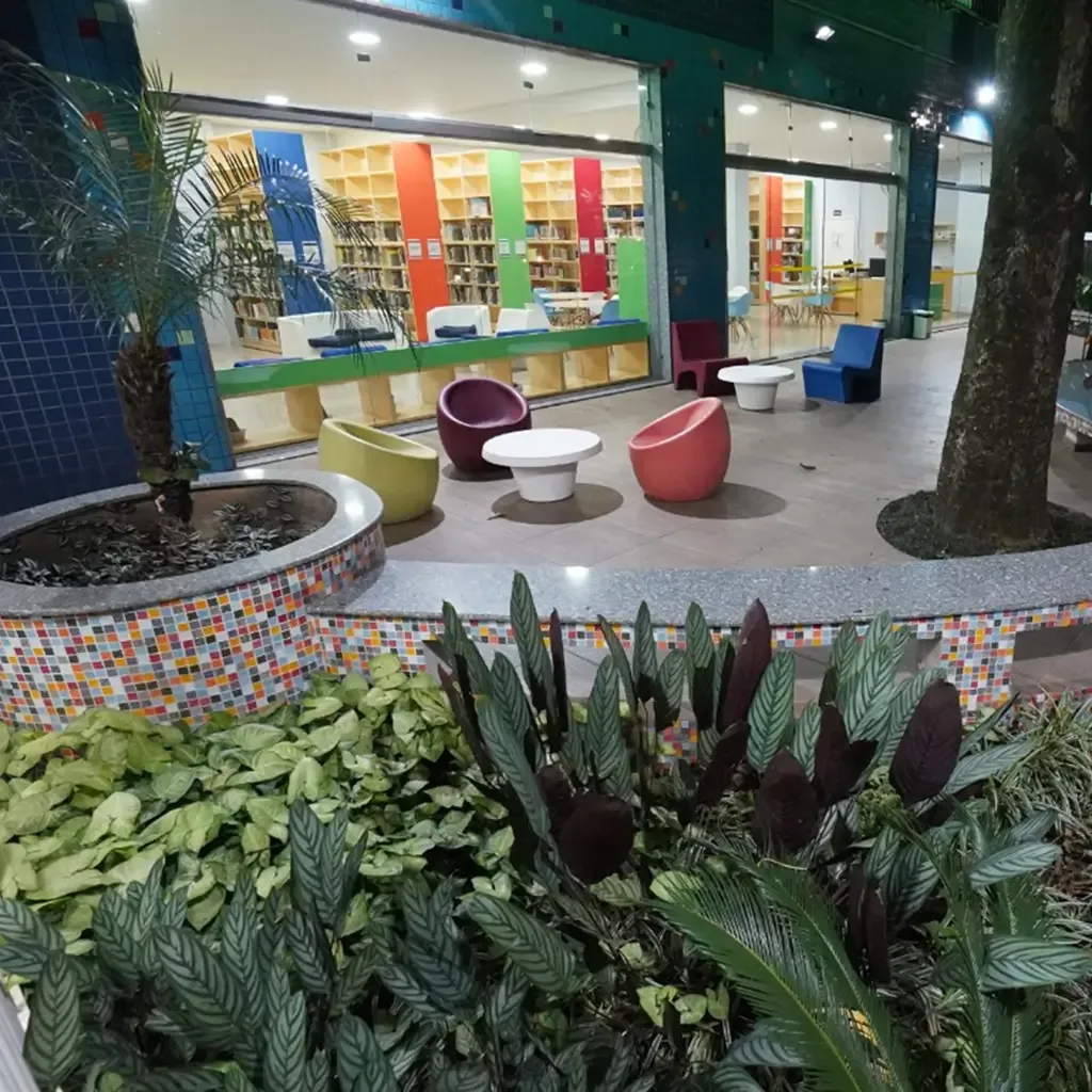 Jardim em frente à biblioteca do colégio